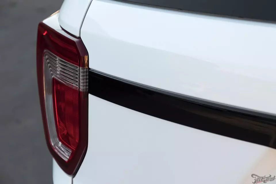 Ford Explorer. Удаление хрома и окрас в черный глянец.